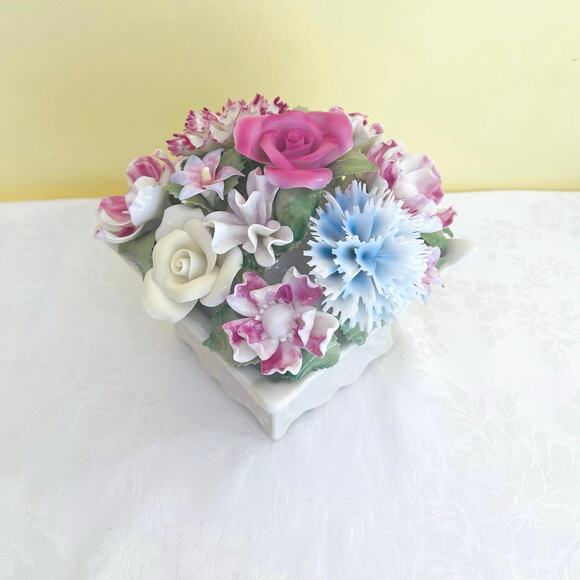 Porcelain Hand Painted Flower Bouquet Music Box Edelweiss Sound of Music 80085 - Picture 1 of 10